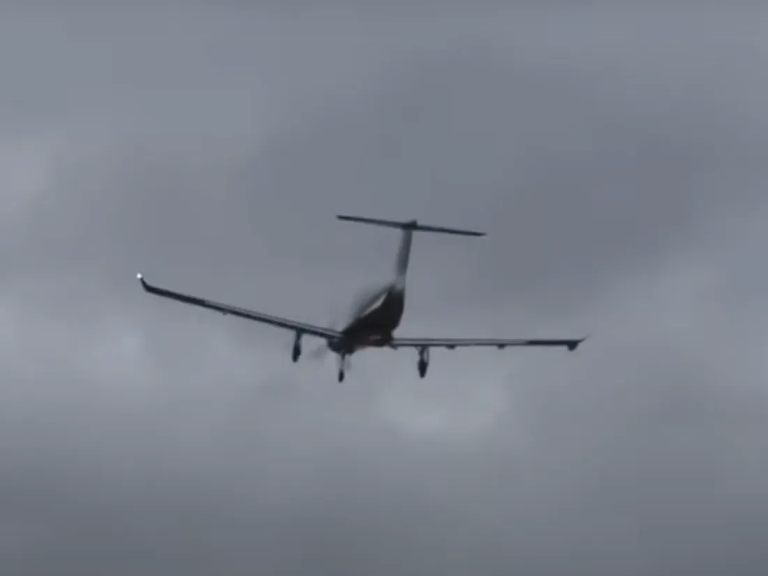 Un avion tente d'atterrir en pleine tempête